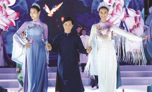 NTK - Họa sĩ - Nghệ nhân Trung Đinh đem tâm hồn, bản sắc văn hóa dân tộc vào áo dài lụa vẽ - ảnh 2