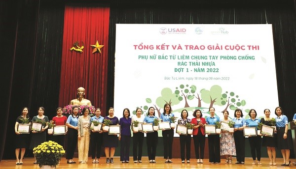 Làm đẹp không gian từ... rác - ảnh 1