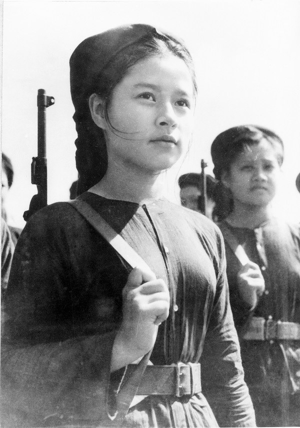 Vẻ đẹp người phụ nữ Việt trong chiến tranh qua ảnh nghệ thuật  - ảnh 1