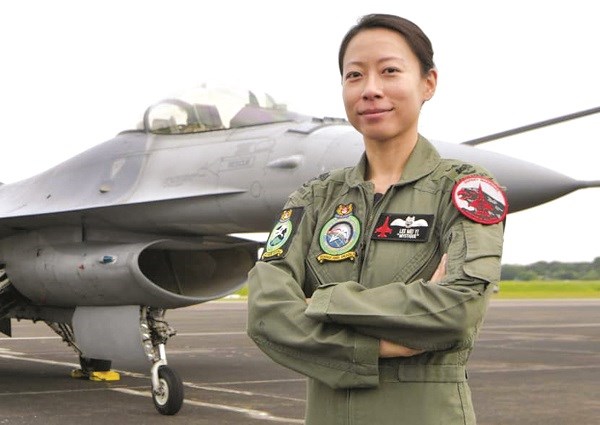 Nữ chỉ huy đầu tiên của đội bay chiến đấu Singapore - ảnh 1