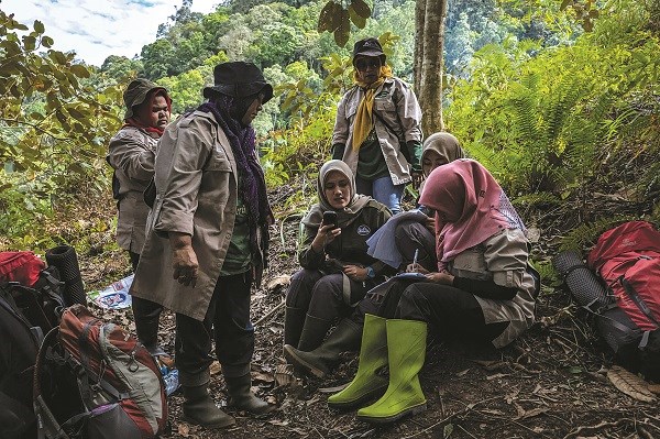Những nữ kiểm lâm dũng cảm bảo vệ rừng - ảnh 1
