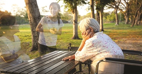 Người cao tuổi mất kết nối trong thời @ - ảnh 2