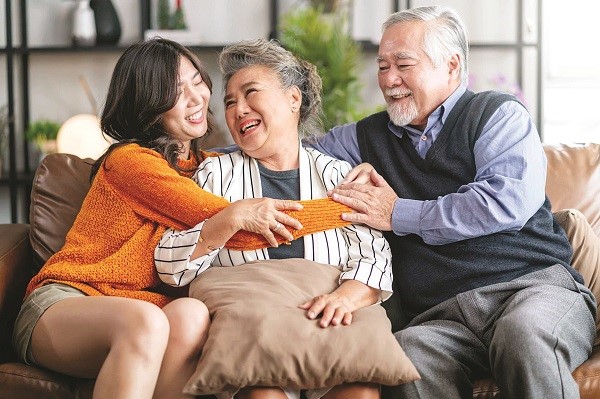 Người cao tuổi mất kết nối trong thời @ - ảnh 1