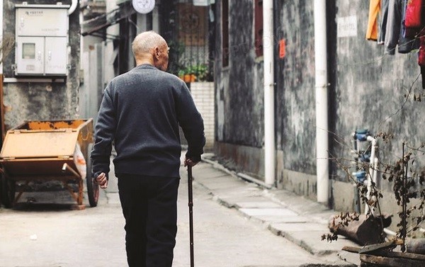 Người cao tuổi mất kết nối trong thời @ - ảnh 3