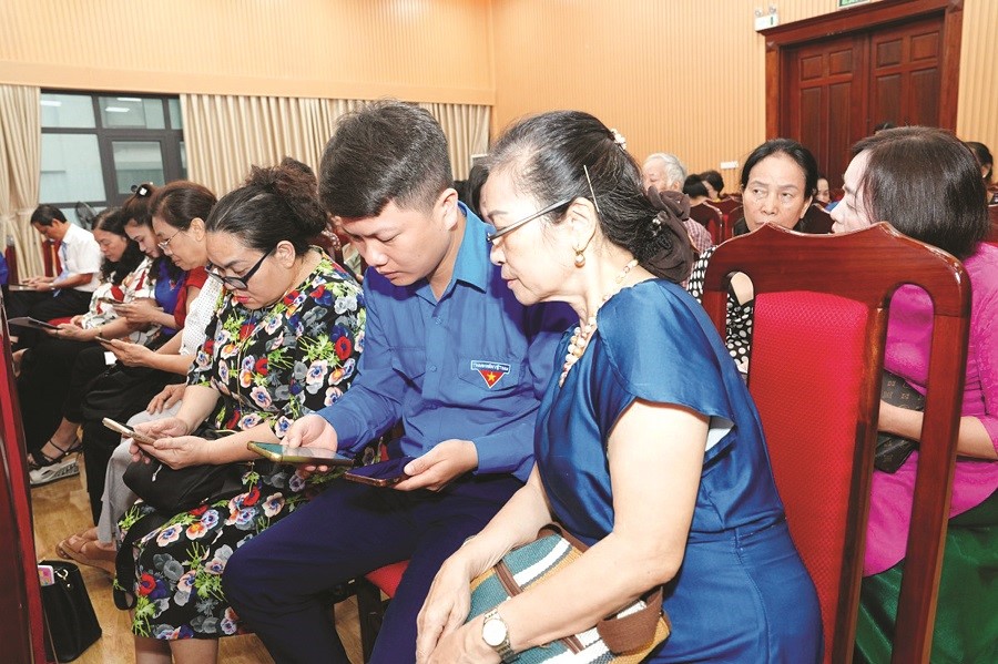Người cao tuổi bắt nhịp chuyển đổi số - ảnh 2