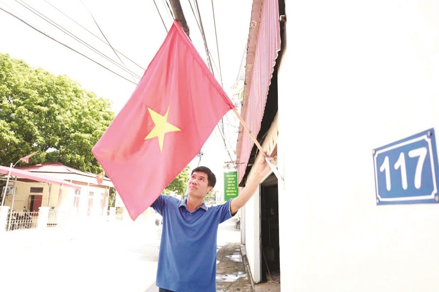 Sắc đỏ thiêng liêng trên từng con phố - ảnh 3