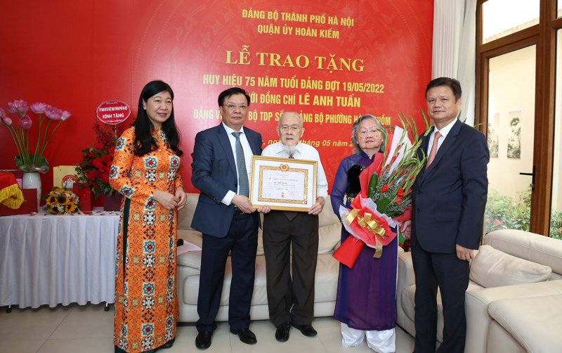 Hà Nội trao Huy hiệu 75 năm tuổi Đảng cho hai đảng viên lão thành - ảnh 1