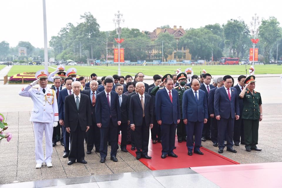 Lãnh đạo Đảng, Nhà nước, TP Hà Nội vào Lăng viếng Chủ tịch Hồ Chí Minh - ảnh 1
