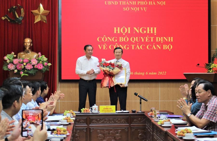 Phó Chủ tịch Thường trực UBND TP Lê Hồng Sơn trao Quyết định bổ nhiệm Phó Giám đốc Sở Nội vụ Hà Nội - ảnh 1