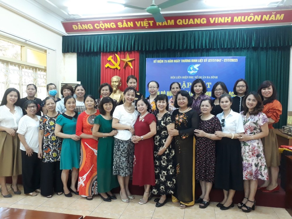 Hội LHPN quận Ba Đình gặp mặt, tặng quà các đồng chí cán bộ Hội là gia đình chính sách - ảnh 2