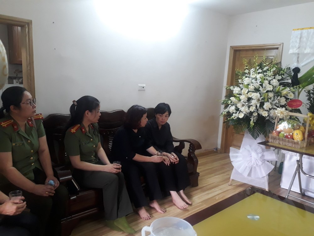 Hội LHPN Hà Nội thăm, động viên gia đình các chiến sĩ trong vụ cháy quán Karaoke - ảnh 3