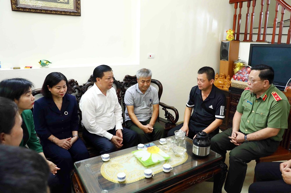 ​  Lãnh đạo thành phố Hà Nội thăm, động viên gia đình cán bộ, chiến sĩ hy sinh trong vụ cháy  - ảnh 1