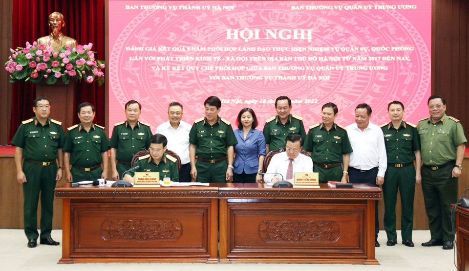 Ban Thường vụ Quân ủy Trung ương và Ban Thường vụ Thành ủy Hà Nội ký kết Quy chế phối hợp - ảnh 1