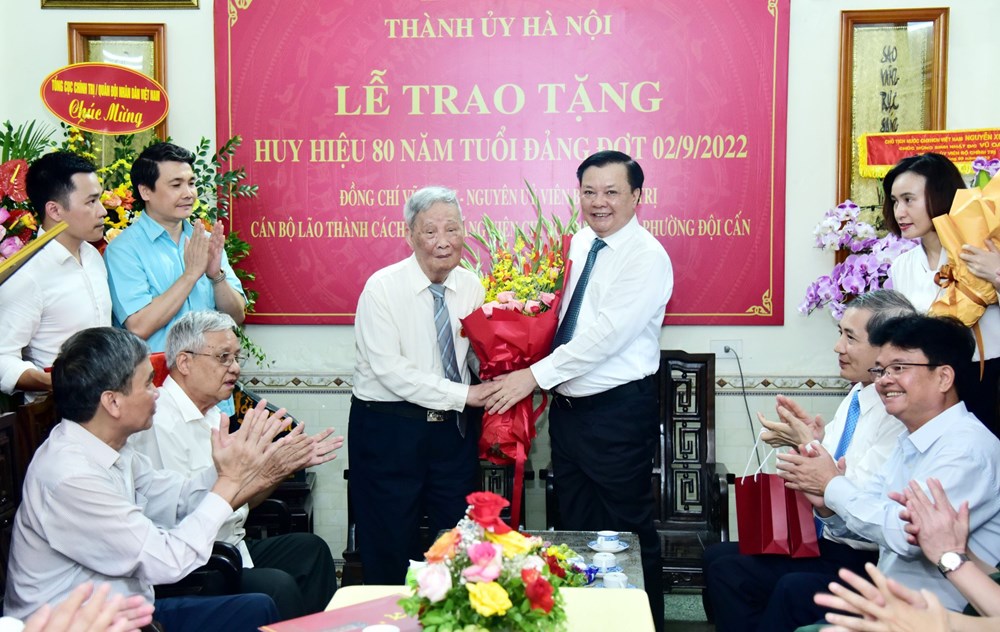 ​  Đồng chí Vũ Oanh, nguyên Chủ nhiệm Việt Minh thành Hoàng Diệu nhận Huy hiệu 80 năm tuổi Đảng - ảnh 1