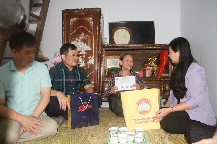 Chủ tịch Ủy ban MTTQ Việt Nam Thành phố tặng quà người cao tuổi có hoàn cảnh khó khăn  - ảnh 1