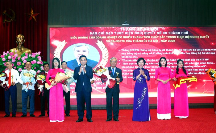 Thành ủy Hà Nội gặp mặt 150 chủ doanh nghiệp ngoài khu vực nhà nước tiêu biểu trong phát triển Đảng - ảnh 1