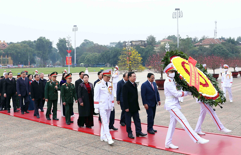 Lãnh đạo Đảng, Nhà nước và Thủ đô Hà Nội viếng Chủ tịch Hồ Chí Minh và các Anh hùng liệt sĩ - ảnh 1