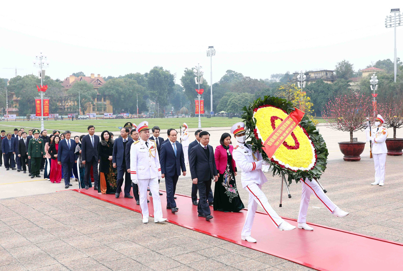 Lãnh đạo Đảng, Nhà nước và Thủ đô Hà Nội viếng Chủ tịch Hồ Chí Minh và các Anh hùng liệt sĩ - ảnh 2