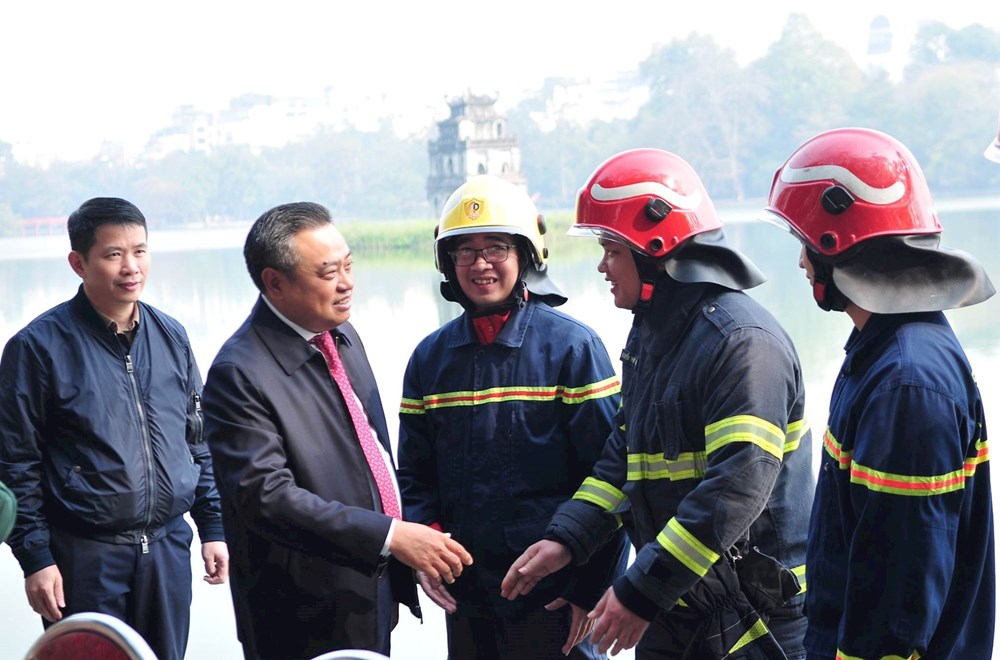 Chủ tịch UBND thành phố Hà Nội thăm, động viên các đơn vị ứng trực phục vụ Tết - ảnh 1