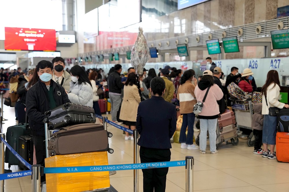 Hơn 300.000 lượt hành khách qua Sân bay Nội Bài trong 4 ngày đầu năm - ảnh 1
