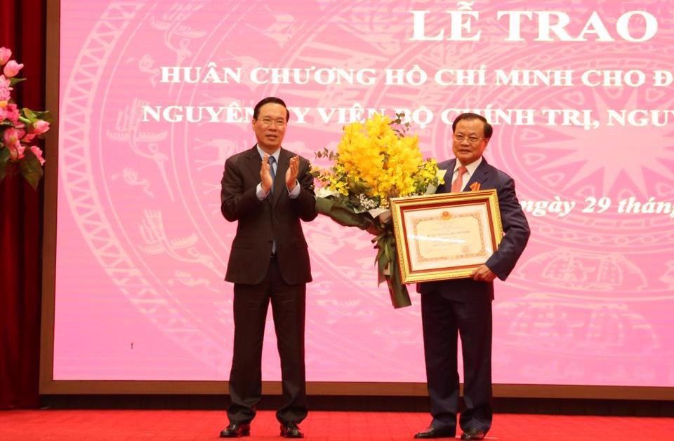 Chủ tịch nước Võ Văn Thưởng trao Huân chương Hồ Chí Minh cho đồng chí Phạm Quang Nghị - ảnh 1