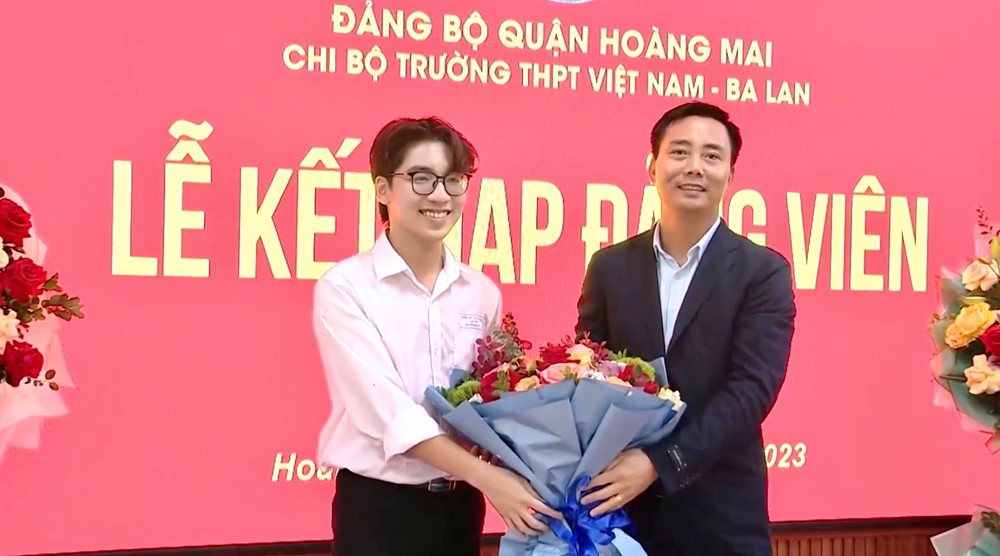Học sinh đầu tiên của Trường THPT Việt Nam - Ba Lan vinh dự đứng vào hàng ngũ của Đảng - ảnh 1