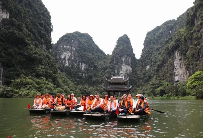 ​  Đoàn đại biểu dự hội nghị Việt - Pháp đi thực tế, khảo sát tại Ninh Bình - ảnh 2