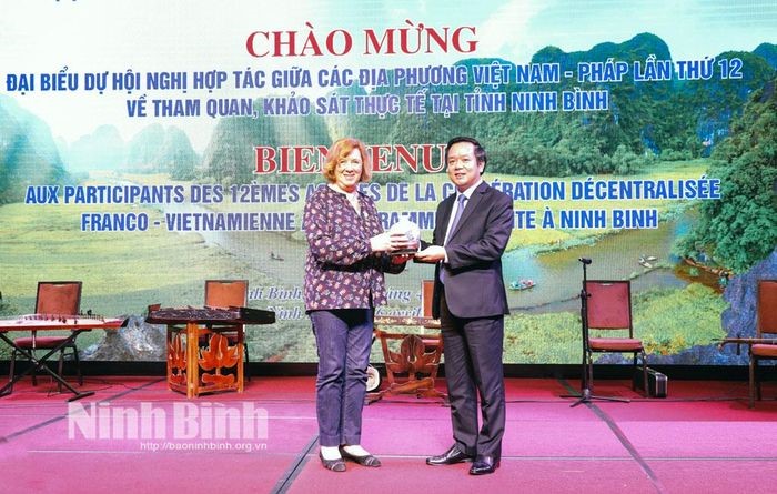 ​  Đoàn đại biểu dự hội nghị Việt - Pháp đi thực tế, khảo sát tại Ninh Bình - ảnh 1