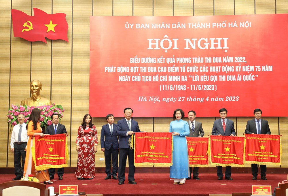 Hội LHPN Hà Nội vinh dự nhận Cờ thi đua của Chính phủ tặng đơn vị xuất sắc trong phong trào thi đua năm 2022 - ảnh 1
