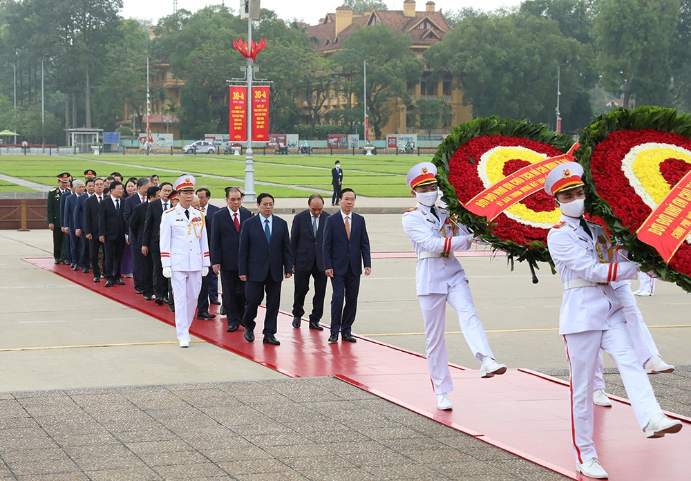 Lãnh đạo Đảng, Nhà nước và thành phố Hà Nội vào Lăng viếng Chủ tịch Hồ Chí Minh - ảnh 1