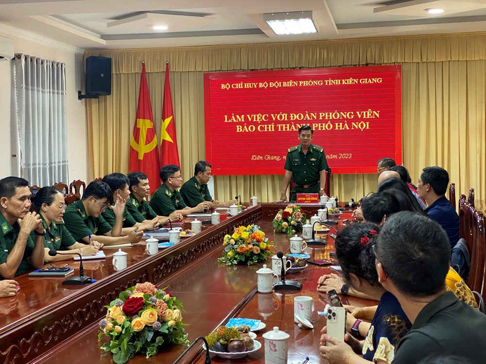 Đoàn cán bộ, phóng viên các cơ quan báo chí Hà Nội thăm và làm việc với Bộ Chỉ huy Biên phòng tỉnh Kiên Giang - ảnh 1