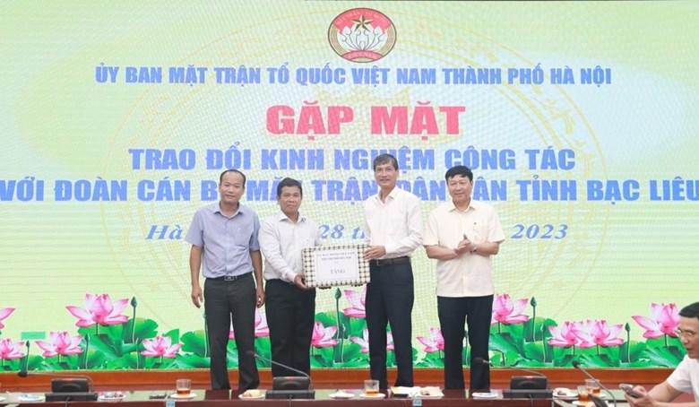 Thành phố Hà Nội và tỉnh Bạc Liêu trao đổi kinh nghiệm công tác Mặt trận - ảnh 1