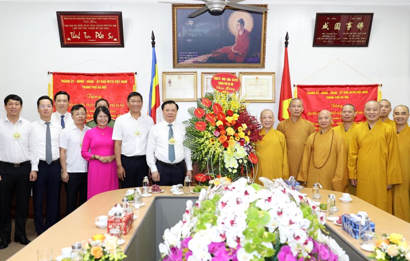 Bí thư Thành ủy Đinh Tiến Dũng chúc mừng Đại lễ Phật đản - ảnh 1