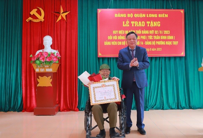 Các đồng chí nhận Huy hiệu Đảng là biểu tượng cao đẹp về phẩm chất và khí phách của người chiến sĩ cộng sản - ảnh 1