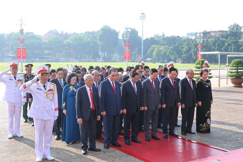 Lãnh đạo Đảng, Nhà nước và thành phố Hà Nội vào Lăng viếng Chủ tịch Hồ Chí Minh - ảnh 1