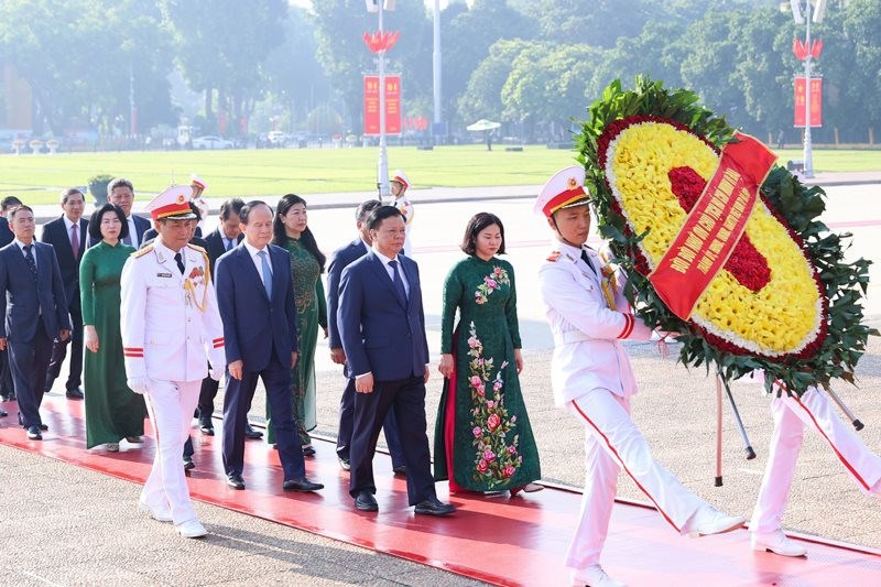 Lãnh đạo Đảng, Nhà nước và thành phố Hà Nội vào Lăng viếng Chủ tịch Hồ Chí Minh - ảnh 2