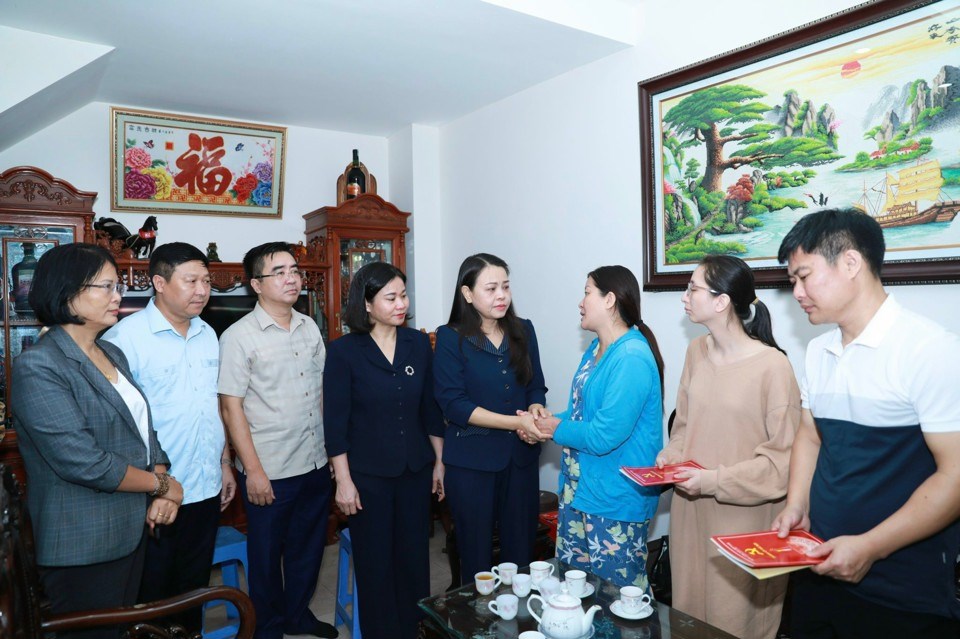 Lãnh đạo Thành phố Hà Nội tiếp tục thăm, động viên nạn nhân vụ cháy chung cư mini  - ảnh 2