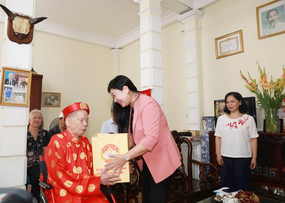 Chủ tịch Ủy ban MTTQ Việt Nam thành phố Hà Nội thăm, tặng quà người cao tuổi tiêu biểu - ảnh 1