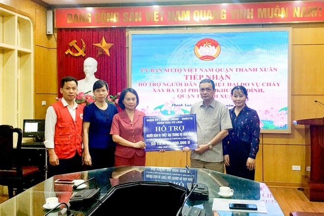 Chủ tịch UBND TP Hà Nội tặng bằng khen cho người dân tham gia chữa cháy, cứu người tại chung cư mini Thanh Xuân - ảnh 1