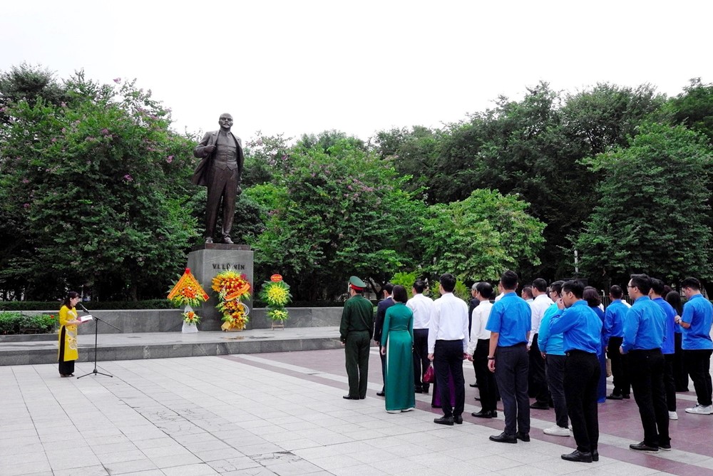 Lãnh đạo Thành phố dâng hoa tại Tượng đài V.I.Lênin nhân dịp kỷ niệm 106 năm Cách mạng Tháng Mười Nga - ảnh 2