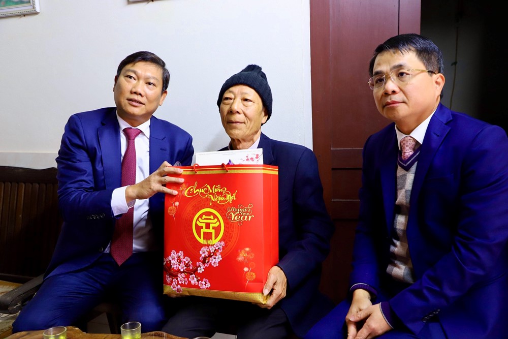 Lãnh đạo TP Hà Nội tặng quà Tết gia đình chính sách huyện Thạch Thất - ảnh 1