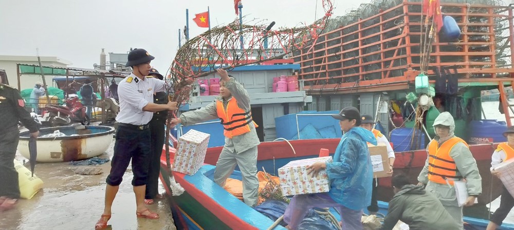 Rẽ sóng, vượt trùng khơi mang tình yêu đến với đảo xa - ảnh 2