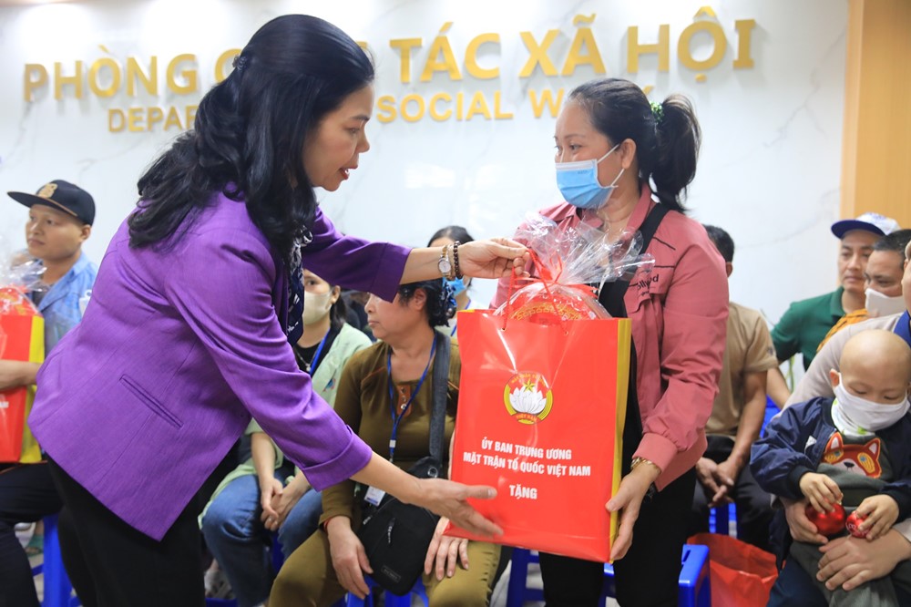 MTTQ TP Hà Nội mang Tết ấm đến với các bệnh nhân nghèo - ảnh 3
