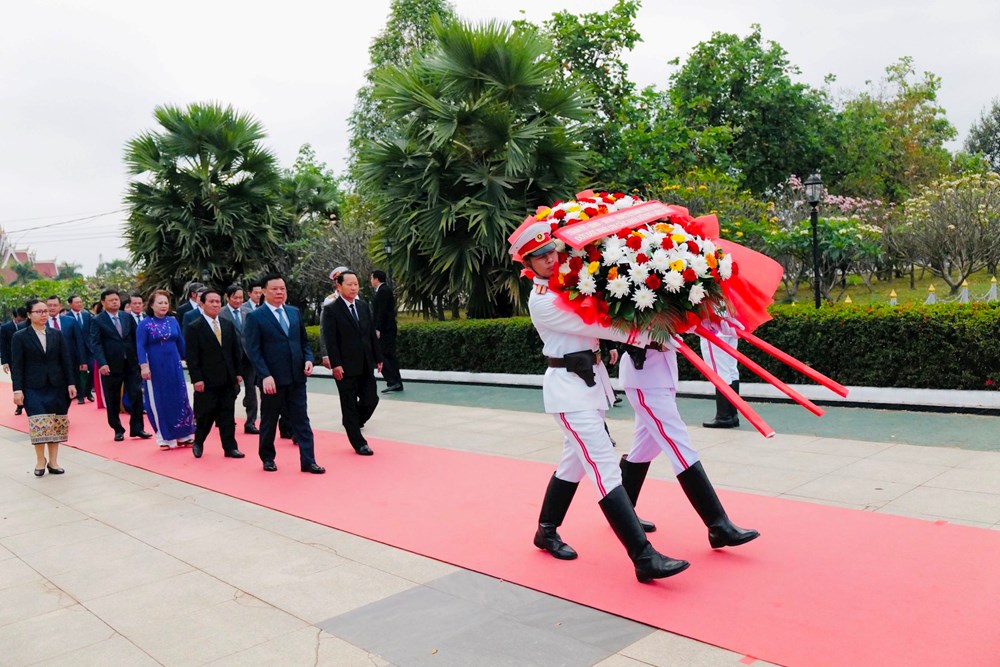 Đoàn đại biểu cấp cao thành phố Hà Nội dâng hương tại Đài tưởng niệm liệt sĩ vô danh Lào - ảnh 1
