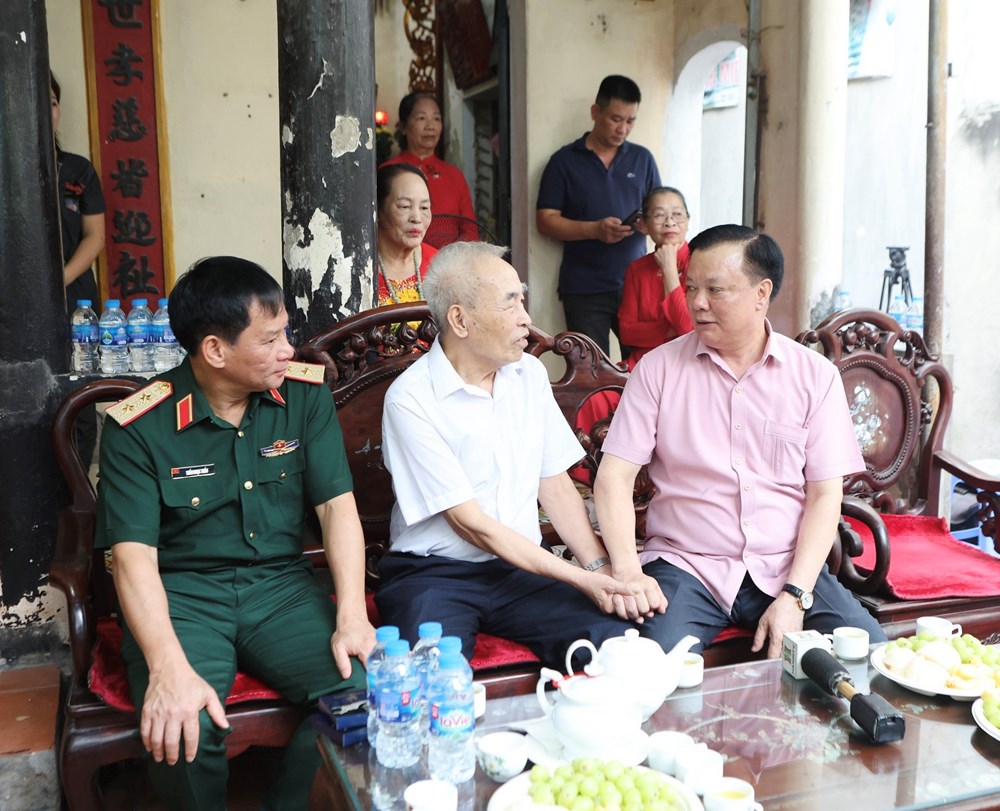 Bí thư Thành ủy Hà Nội thăm, tặng quà thân nhân liệt sĩ và chiến sĩ Điện Biên - ảnh 1
