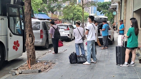 Ngày cuối dịp nghỉ lễ, nhiều người trở lại Hà Nội từ 4 giờ sáng vì sợ tắc đường - ảnh 1