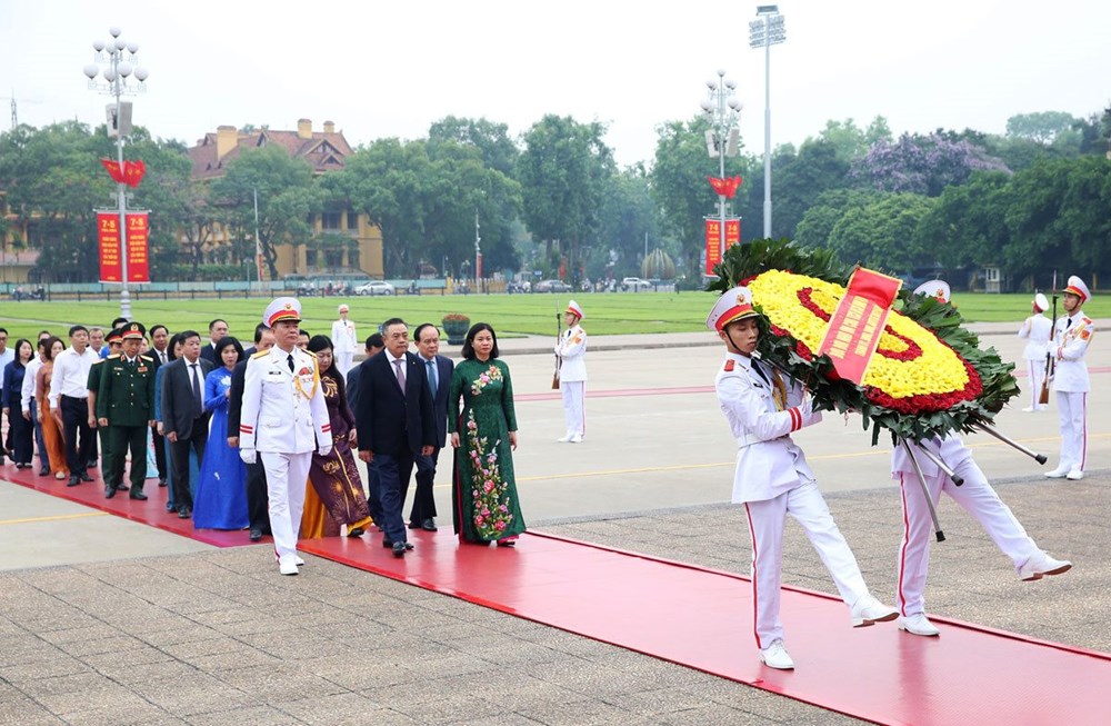 Lãnh đạo Đảng, Nhà nước và thành phố Hà Nội vào Lăng viếng Chủ tịch Hồ Chí Minh và tưởng niệm các Anh hùng liệt sĩ - ảnh 2