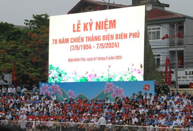 Người dân đội mưa dự lễ kỷ niệm 70 năm chiến thắng Điện Biên Phủ - ảnh 3