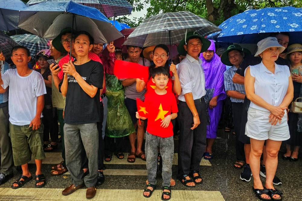Người dân đội mưa dự lễ kỷ niệm 70 năm chiến thắng Điện Biên Phủ - ảnh 1