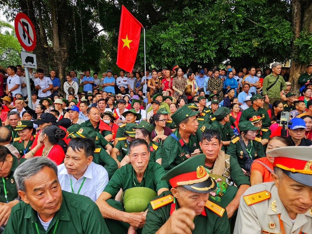Người dân đội mưa dự lễ kỷ niệm 70 năm chiến thắng Điện Biên Phủ - ảnh 2